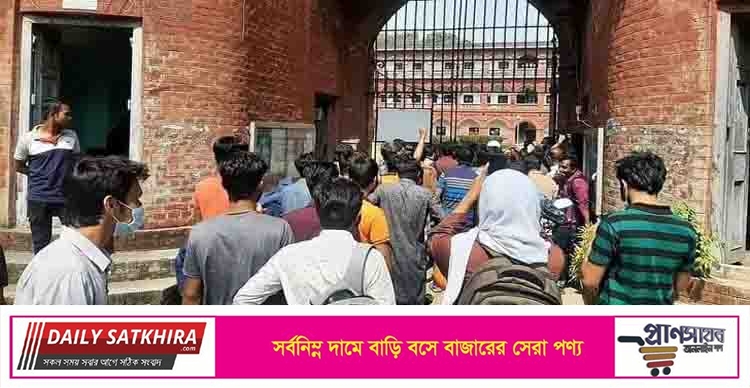 তালা ভেঙে ঢাকা বিশ্ববিদ্যালয়ের হলে প্রবেশ করল শিক্ষার্থীরা