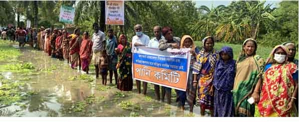 সাতক্ষীরায় জলাবদ্ধতায় ক্ষতিগ্রস্তদের সহায়তা প্রদানের দাবিতে মানববন্ধন