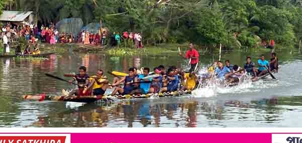 পাটকেলঘাটার দলুয়ায় গ্রাম বাংলার ঐতিহ্যবাহী নৌকা বাইচ প্রতিযোগিতা