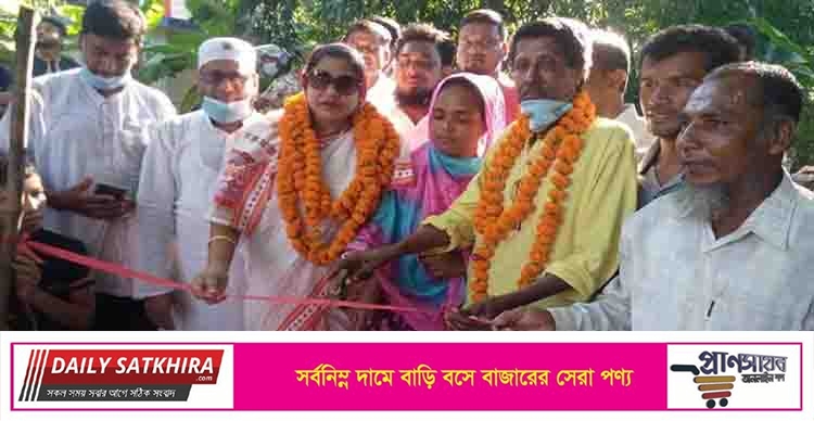 ফিতা কেটে রাস্তা উদ্বোধন করলেন রিকশাচালকের স্ত্রী