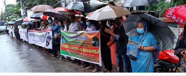 বিভিন্ন স্থানে হিন্দু সম্প্রদায়ের বাড়িঘর ভাংচুরও অগ্নিসংযোগের প্রতিবাদে সাতক্ষীরায় মানববন্ধন