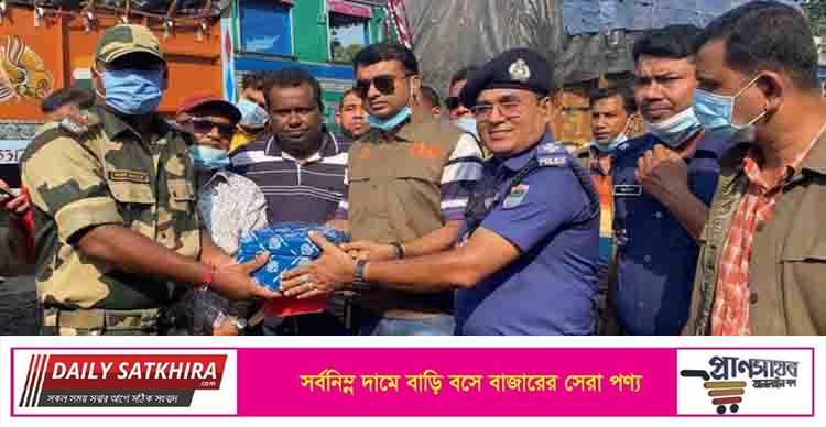 সাতক্ষীরার ভোমরা বন্দরে পুলিশ-বিএসএফ শারদীয় শুভেচ্ছা বিনিময়
