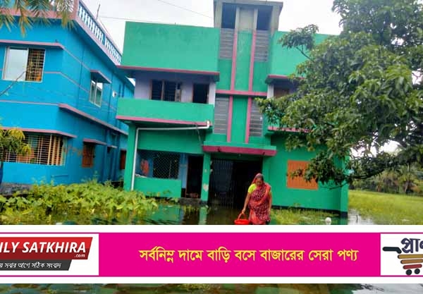 সাতক্ষীরায় টানা বৃষ্টিতে জেলার নিম্মাঞ্চল প্লাবিত : দুর্ভোগে নিম্ন আয়ের মানুষ