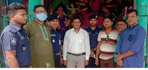 দেবহাটায় শান্তিপূর্নভাবে দুর্গাপূজা সম্পন্নে ওসির বিভিন্ন মণ্ডপ পরিদর্শন