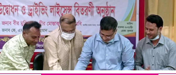 সাতক্ষীরা টিটিসিতে মোটর ড্রাইভিং কোর্সের লাইসেন্স বিতরণ