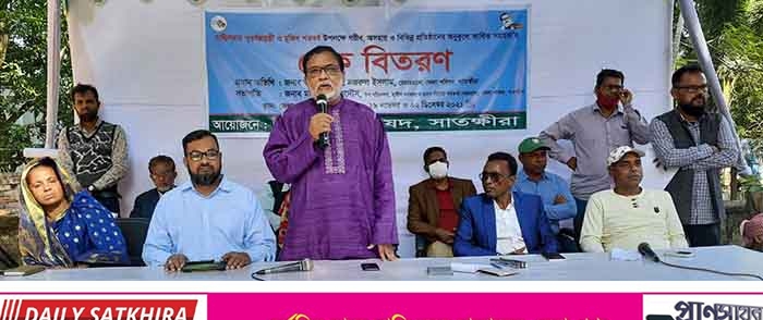 সাতক্ষীরায় ব্যক্তি ও প্রতিষ্ঠানের অনুকুলে জেলা পরিষদের ৫৪ লক্ষ ৬১ হাজার টাকার চেক বিতরণ