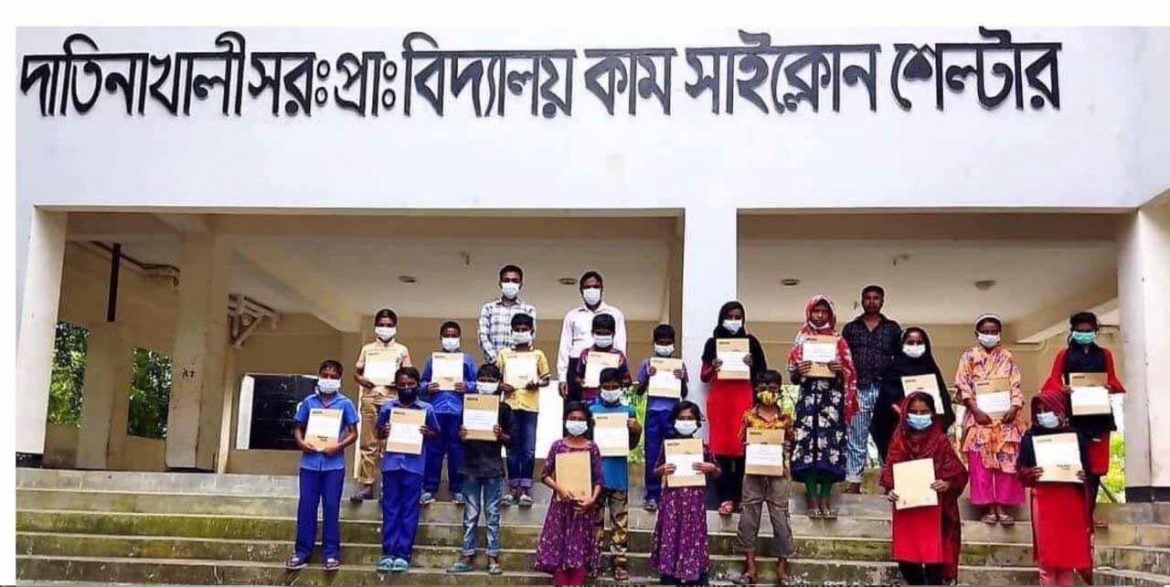 জেলা ছাত্রলীগের সভাপতির পক্ষে উপকূলে শিক্ষা উপকরণ বিতরণ