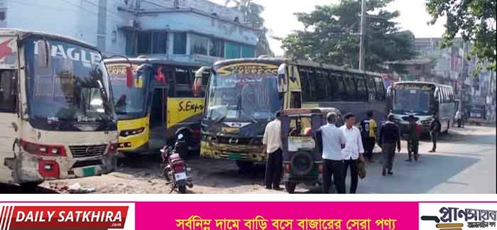 সাতক্ষীরায় দূরপাল্লার পরিবহনসহ গণপরিবহন চলাচল বন্ধ : বিপাকে যাত্রীরা