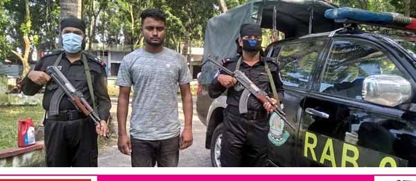 সাতক্ষীরায় তিনটি আগ্নেয়াস্ত্র, ৬ রাউন্ড গুলি ও ৬ টি দেশীয় অস্ত্রসহ আটক ০১