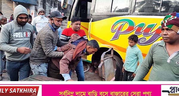 সাতক্ষীরায় হেলপারের হাতে স্টেয়িারিং : বাস দুর্ঘটনায় জখম শ্রমিক