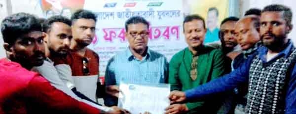 কলারোয়ার কেরালকাতা ইউপিতে যুবদলের ফরম বিতরণ