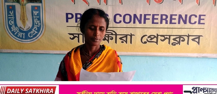 দেবহাটায় স্বামী পরিত্যাক্তা নারীকে মারপিটের মামলার আসামীদের গ্রেফতারের দাবি