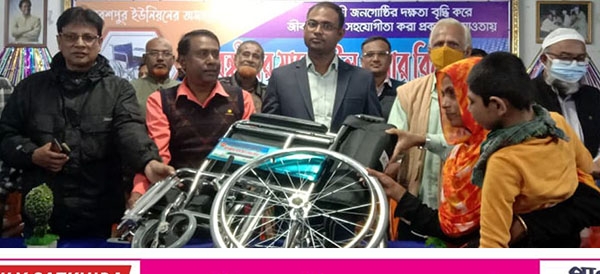 কালিগঞ্জে প্রতিবন্ধীদের মাঝে হুইল চেয়ার বিতরণ