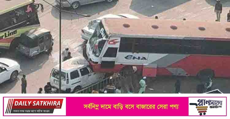 রাজধানীতে আইল্যান্ড ভেঙে বাস উঠল মাইক্রোবাসে