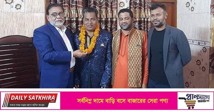 সাতক্ষীরা জেলা আ’লীগের সম্পাদকের সাথে দক্ষিণশ্রীপুর ইউপি’র নব নির্বাচিত চেয়ারম্যানের শুভেচ্ছা বিনিময়