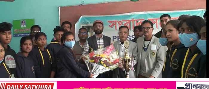 সাতক্ষীরা জেলা মহিলা ফুটবল দলকে সংবর্ধনা