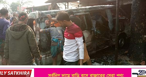 কালিগঞ্জে ঝালাই করার সময় মাইক্রোবাসসহ লেদ কারখানায় আগুন