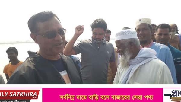 ঝুকিপুর্ণ ভেড়ীবাধে ফাটল পরিদর্শনে দুই ইউপির নব নির্বাচিত চেয়ারম্যান