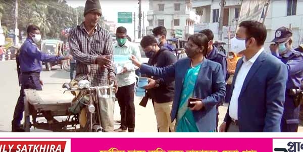 সাতক্ষীরায় সচেতনতা সৃষ্টি ও স্বাস্থ্যবিধি মানাতে মাক্স বিতরণ