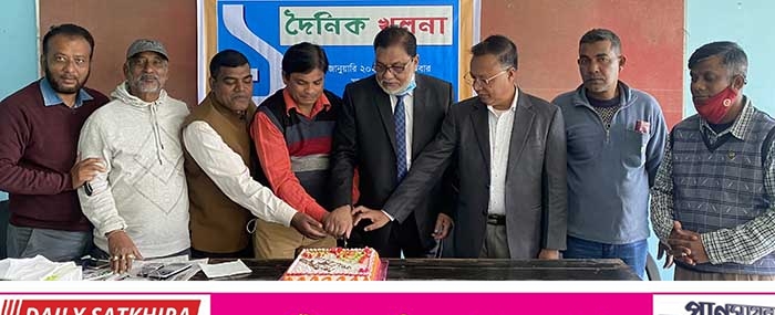 দৈনিক খুলনার প্রথম প্রতিষ্ঠা বার্ষিকী উপলক্ষে সাতক্ষীরায় কেক কাটা