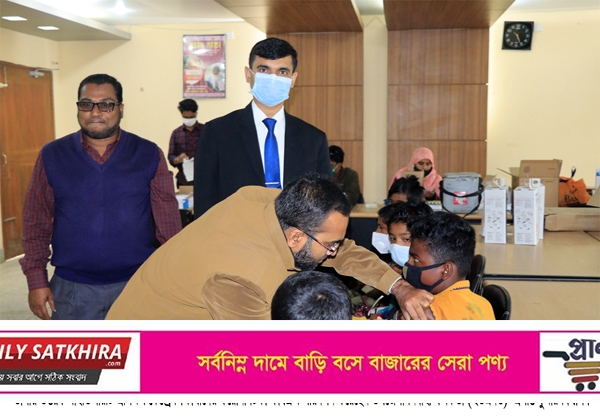 তালায় শিক্ষার্থীদের টিকাদান কার্যক্রম পরিদর্শনে ইউএনও