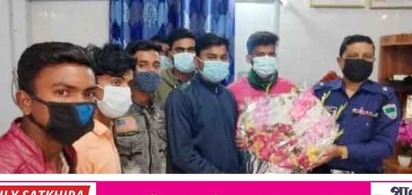 আশাশুনি থানার নবাগত ওসিকে ব্লাড ব্যাংকের ফুলের শুভেচ্ছা