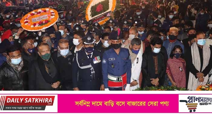 একুশের প্রথম প্রহরে সাতক্ষীরা কেন্দ্রীয় শহীদ মিনারে সর্বস্তরের মানুষের বিন¤্রশ্রদ্ধা