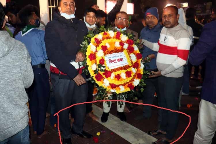 সাতক্ষীরায় একুশের রাতে জুতা পায়ে শহিদ মিনারে সরকারি হিসাব অফিসের কর্মকর্তারা!
