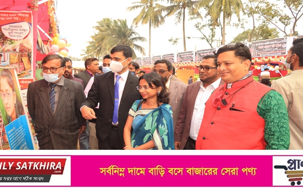 তালায় একুশে বইমেলার স্টল পরিদর্শন করেন স্থানীয় সরকার বিভাগের উপ-পরিচালক