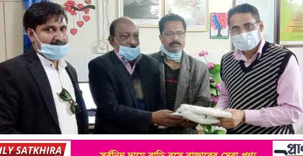 সাতক্ষীরা সদর হাসপাতালে নবগঠিত জেলা শ্রমিকলীগের আহবায়ক কমিটির পিপিই প্রদান