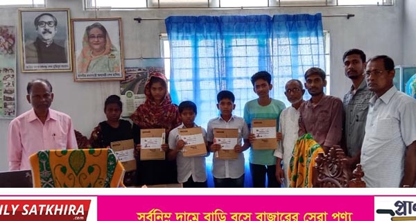 শ্যামনগরে সাতক্ষীরা জেলা ছাত্রলীগ সভাপতির উদ্যোগে শিক্ষা উপকরণ বিতরণ