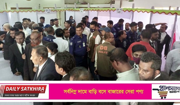 সাতক্ষীরা জেলা আইনজীবী সমিতির নির্বাচন চলাকালে হামলা, ব্যালাট ছিনতাই, পুলিশ মোতায়েন