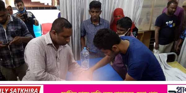 সাতক্ষীরায় নদীর পাঁড় থেকে ক্ষত-বিক্ষত এক শিশু উদ্ধার
