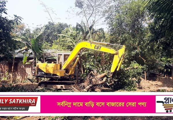 কালিগঞ্জে আদালতের নির্দেশে অবসরপ্রাপ্ত শিক্ষকের জমি জবরদখলকারি তিন পরিবারকে উচ্ছেদ