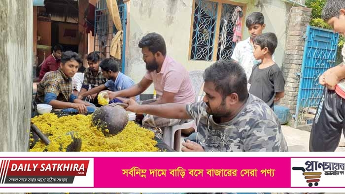 কলারোয়ায় আড়াই হাজার মুসুল্লিকে ইফতার খাওয়ালো সততা সংঘ