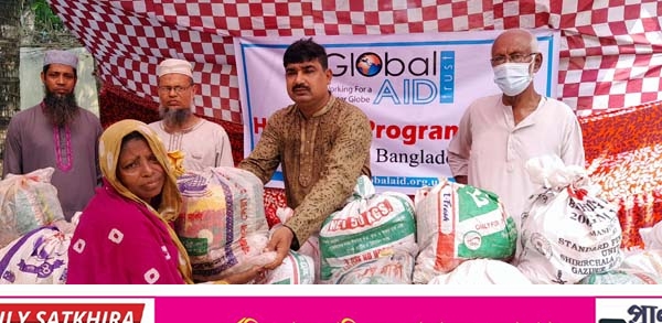 কাশিমাড়ীতে গ্লোবাল এইড ট্রাস্টের ইফতার সামগ্রি বিতরণ