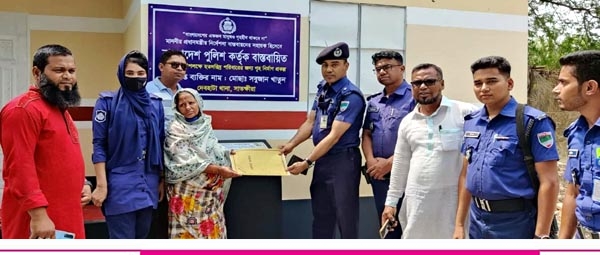 দেবহাটায় পুলিশের পক্ষ থেকে গৃহহীনকে ঘর হস্তান্তর ও সার্ভিস ডেস্ক উদ্বোধন