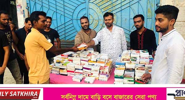 পথচারীদের মাঝে সাতক্ষীরা জেলা ছাত্রলীগের সভাপতির ইফতার বিতরণ
