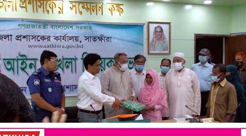 মেডিকেলে চান্স পাওয়া জেলেকন্যা মারুফার পড়াশোনার দায়িত্ব নিলেন সাতক্ষীরার ডিসি