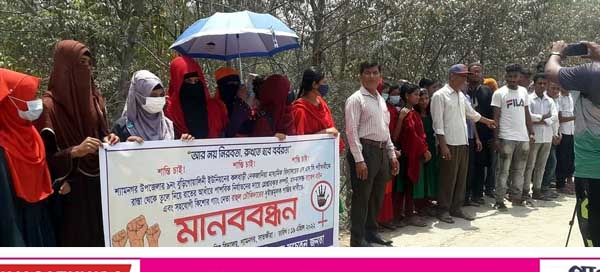 শ্যামনগরে ধর্ষকের শাস্তির দাবিতে মানববন্ধনে স্কুলের শিক্ষক–শিক্ষার্থীরা