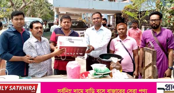 কা‌লিগ‌ঞ্জে করোনা এক্সপার্ট টিমের অসহায় সদস‌্যকে সহায়তা প্রদান
