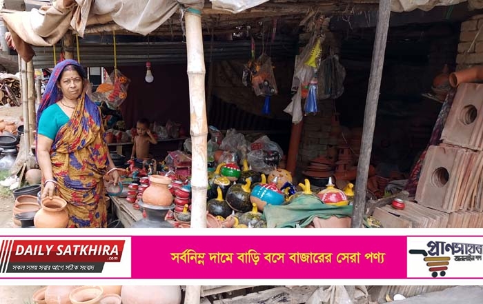 দেবহাটায় হারিয়ে যেতে বসেছে মৃৎশিল্পের কারকার্য খচিত শিল্পকর্ম