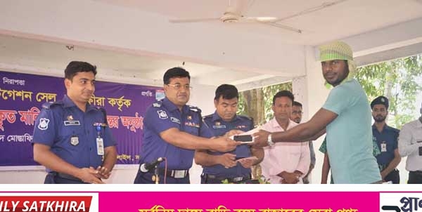 সাতক্ষীরায় হারিয়ে যাওয়া ৪০ টি মোবাইল উদ্ধার করে প্রকৃত মালিকদের ফেরত দিল পুলিশ