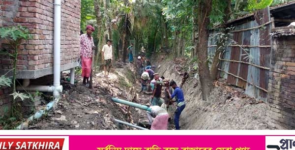 শ্যামনগর সদরে খাল খনন কার্যক্রম চলমান থাকায় চেয়ারম্যান বাবুকে শুভেচ্ছা