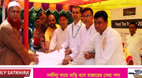 তালায় সুবিধাবঞ্চিত মানুষের মাঝে উন্নয়ন পরিষদের খাদ্য সামগ্রী বিতরণ