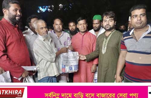 শ্যামনগরে জেলা স্বেচ্ছাসেবক লীগের ইফতার সামগ্রী বিতরণ