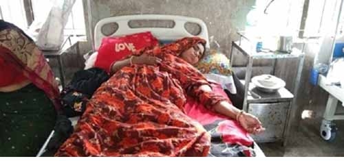 দেবহাটায় ননদ ও দেবরের মারপিটে গৃহবধু হাসপাতালে ভর্তি