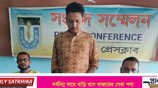 সাতক্ষীরায় ৩৩ বছরের সীমানা প্রাচীরের মধ্যে প্রবেশ করে ঘর নির্মাণ