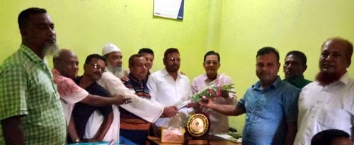 মাদার তেরেসা পুরুস্কার পাওয়া মুক্তিযোদ্ধা আব্দুল খালেককে জেলা ট্রাক শ্রমিক ইউনিয়ন নেতৃবৃন্দ’র শুভেচ্ছা 