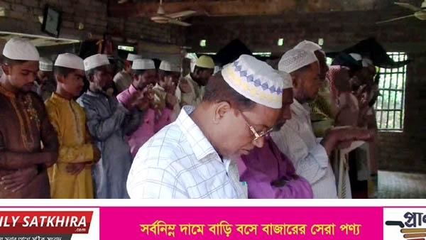 সৌদির সাথে মিল রেখে সাতক্ষীরায় ঈদের নামাজ আদায়